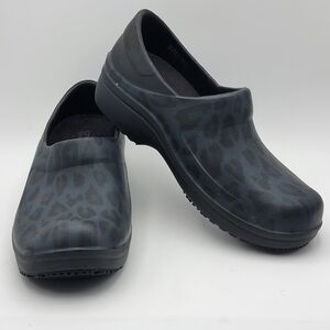 Crocs At Work Women's Nerio's‎ Pro II Slip Resistant Clogs SIZE 6. #1580